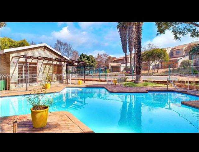 3 BEDROOM TOWNHOUSE FOR SALE IN VICTORY PARK